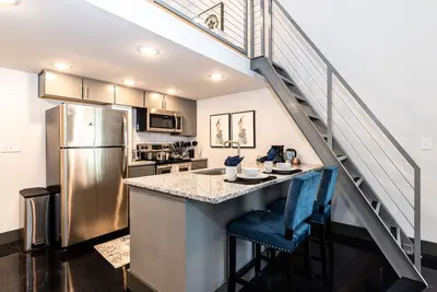 Image de ✔Walk Score 89✔250mps-2min-> Downtown✔Parking✔W / D✔Netflix