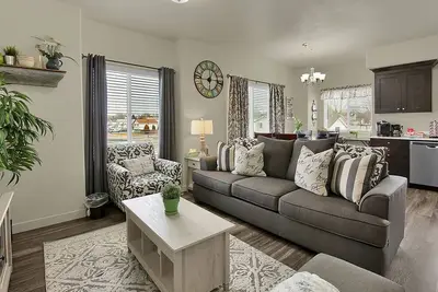 Image de NewLux Nouvel Appartement⭐️ WiFi Rapide⭐️ 4k Hdtv⭐️ Hill Afb