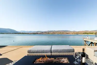Image de Maison au bord du lac avec quai privé, bouée et patio spacieux au bord de l'eau - près des vignobles