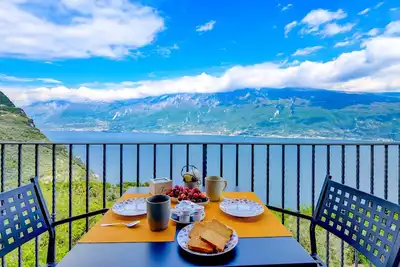 Image de melograno: with stunning lake view