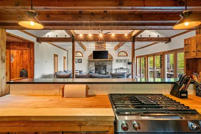 Image de Chalet récemment rénové avec une vue imprenable, plafond voûté, à 5 minutes de Stratton!