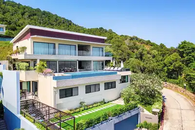 Image de Villa de luxe avec piscine en bord de mer pour les familles avec des vues spectaculaires