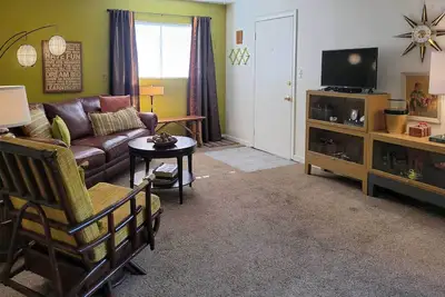 Image de Nouveau! «The Bee’s Knees Cottage» <3 Mi aux caves!