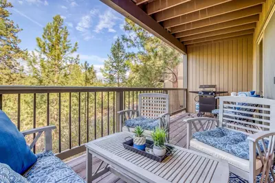 Image de Condo moderne près du vieux moulin vous donne accès au tennis, à la natation et au bain à remous