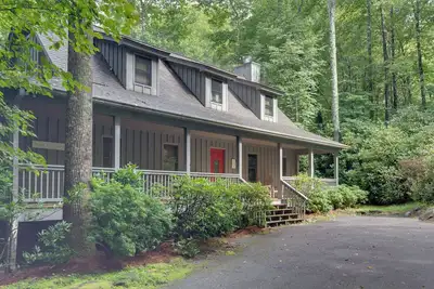 Image de Cabine Familiale avec Fire Pit 5Mi à Sapphire Valley Ski