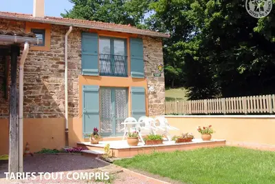 Image de Gîte rénové avec terrasse, parking et randonnées proches – calme assuré
