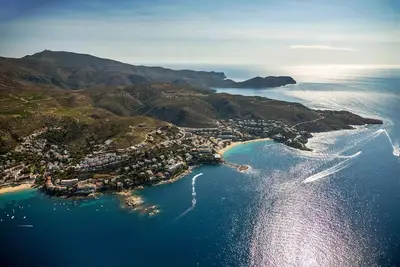Image de Oasis de tranquillité avec piscine, vue imprenable sur la baie de Roses