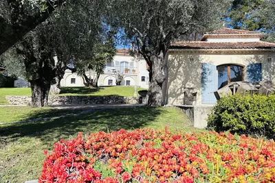 Image de Une maison provençale avec un jardin d'oliviers et une piscine