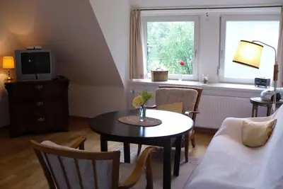 Image de appartement confortable dans une maison au toit de chaume dans une idylle rurale