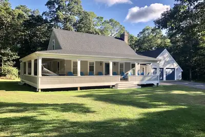 Image de Maison relaxante avec porche surdimensionné, grande cour, laissez-passer de la plage et lac pittoresque!