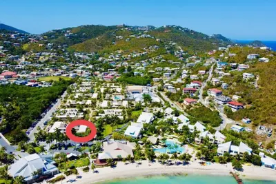 Image de Emplacement, emplacement, emplacement! Villa entièrement rénovée à l'avant, à 30 secondes de l'eau!