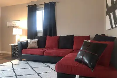 Image de Toute la nouvelle maison confortable de Nest Guest à quelques minutes de l'aéroport - Séjour prolongé