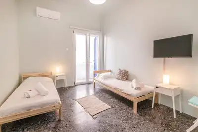 Image de Mimosa Mosaic Accueil | Appartement entier à Tinos Port