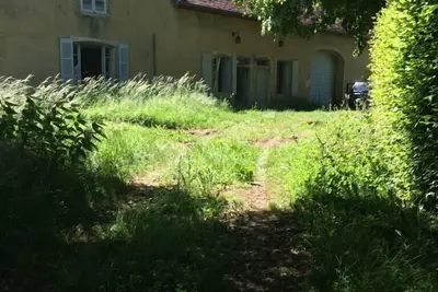 Image de Maison ancienne sur une motte médiévale au coeur d'un village du Val d'Amour