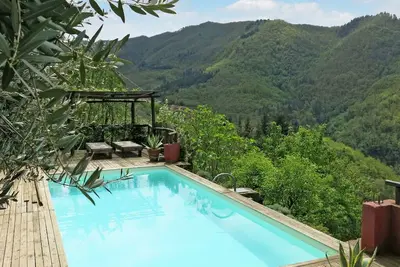 Image de Maison individuelle rustique avec piscine exclusive et grand jardin privé