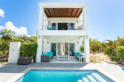 Villa de plage 2020 nouvellement construite | 250 marches de la plage de Grace Bay | Propre piscine