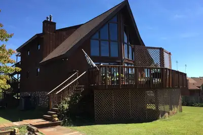 Image de Front de lac de luxe Un cadre avec gazebo sur l'eau et lancement de bateau privé