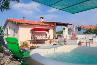 Image de Agréable appartement avec climatisation, bain à remous, Wifi, Tv, terrasse, animaux admis, parking