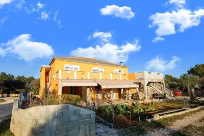 Image de Appartement simpliste à Vir avec jardin