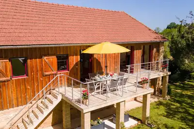 Image de Conversion de grange au premier étage, piscine d'eau salée, terrasse balcon et cuisine d'été