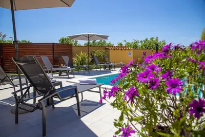 Image de La Villa Karin est spacieuse et offre un grand jardin avec une piscine privée