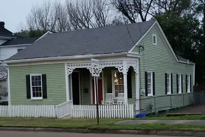 Image de Darling Downtown Cottage
