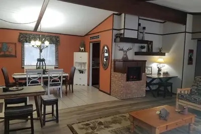 Image de Maison rénovée de 4 chambres située au centre-ville de Paradise à côté de Fresh Coast Cafe '.