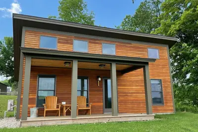 Image de Découvrez la vie dans une ferme du Vermont dans une belle cabine moderne - une vue imprenable!