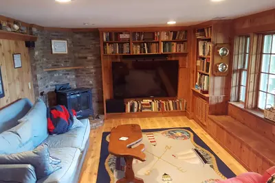 Gorgeous lake beachfront private apartment with canoe, kayaks, & home  theatre