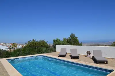 Image de Magnifiquement situé villa avec piscine privée et vue imprenable sur le littoral
