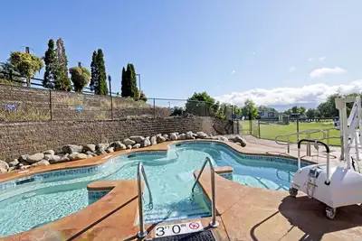 Image de Wintery Christmas Mountain Village, 2 Bedroom Cottage