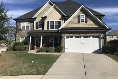 Image de Maison bien entretenue et confortable disponible pour les maîtres, près de la retraite des champions