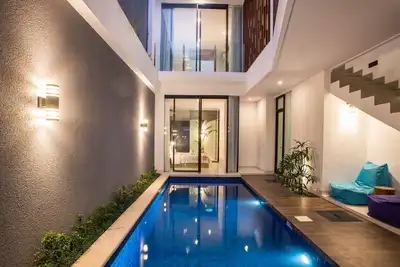 Image de Promenade minimaliste moderne jusqu'à la plage de Berawa