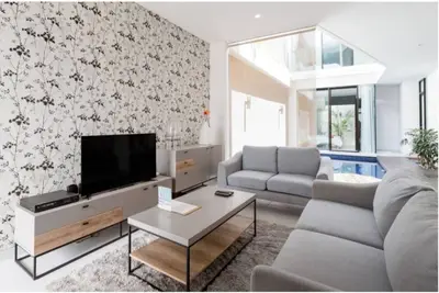 Image de Grand minimalisme avec piscine privée près de la plage de Berawa