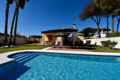 Image de Villa charmante et confortable avec piscine privée à Chiclana de la Frontera, Andalousie, Espagne pour 8 personnes