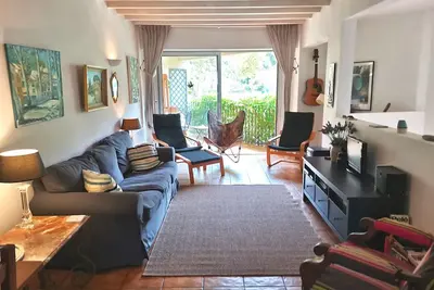 Image de Maison ensoleillée dans la ville historique de Céret avec vues et terrasses