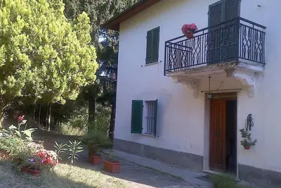 Image de Petite maison immergée dans le silence des bois