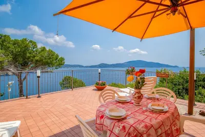 Image de Villa immergée dans le parc avec une vue imprenable sur la mer