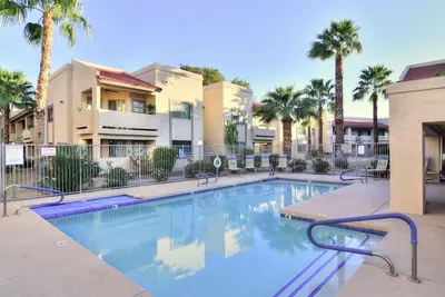 Image de Arizona Sunshine Condo donnant sur la piscine \/ bain à remous!