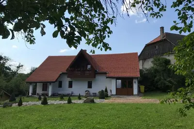 Image de Petite ferme, récemment rénovée, située dans un authentique village roumain