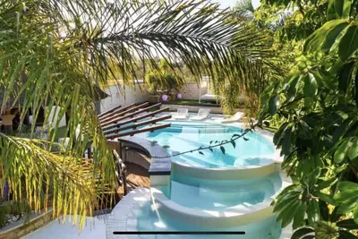 Image de Villa avec piscine design, bar de piscine, jacuzzi, lit balinais