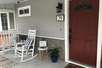 Image de Cozy 2 bed, 2 bath home, walking distance to everything! Big yard. Dog friendly!