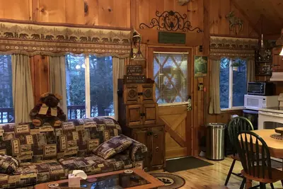 Image de Black Bear Cozy Cabin Chalet, Lakeview, kayaks disponibles pour utilisation