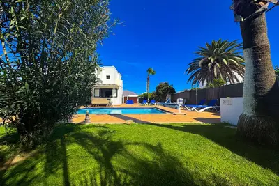 Image de grande et belle villa avec piscine privée et vue sur mer
