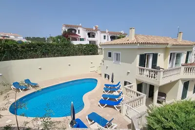 Image de Impressionnante villa familiale avec piscine privée, vue sur la mer, climatisation, wi-fi.