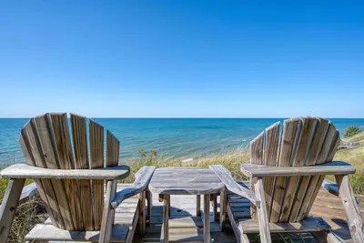 Image de Nouveau! Waterfront Lake Michigan Home w / Hot Tub Deck!