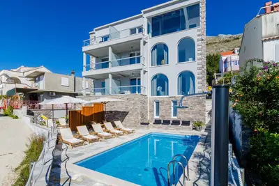 Image de Licence pour Chill - Appartement 2 Chambres avec Vue sur Mer et Piscine Commune