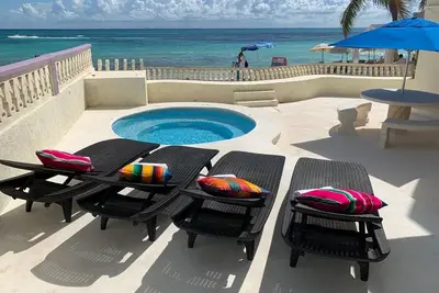 Image de Condo en bord de mer avec 2 chambres et 2 salles de bain au cœur de Playa del Carmen avec piscine jacuzzi