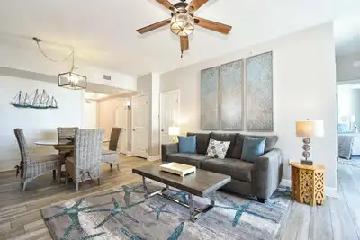 Image de Condo de villégiature 2 chambres avec balcon privé et piscine lagon! 🌴