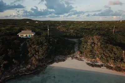 Image de Nagez avec les cochons et les curieux récifs et requins nourrices au Rolle Town Retreat